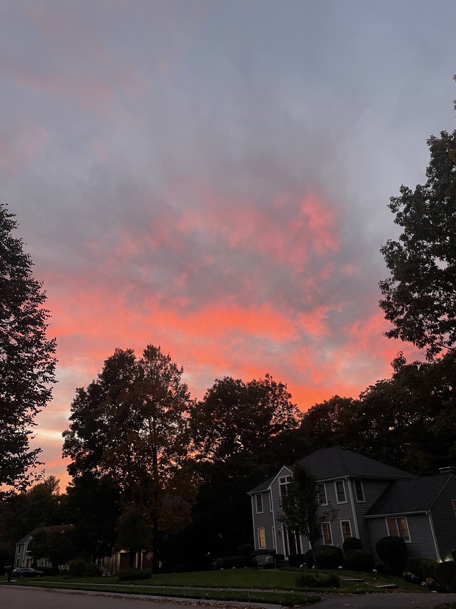 Some color in the sky tonight #sunset 

<a href="/clamberton7/">Chris Lambert</a> <a href="/Met_CindyFitz/">Cindy Fitzgibbon</a> <a href="/ShiriSpear/">Shiri Spear</a> <a href="/WX1BOX/">SNE Amateur Radio Skywarn</a> <a href="/4cast4you/">Jacob Wycoff</a> <a href="/JasonMikellTV/">Jason Mikell WBZ</a> <a href="/PeteNBCBoston/">Pete Bouchard</a> <a href="/SurfSkiWeather/">Tim Kelley</a> <a href="/jreineron7/">Jeremy Reiner</a> <a href="/ericfisher/">Eric Fisher</a> <a href="/TevinWooten/">Tevin Wooten</a> #wxx #mawx