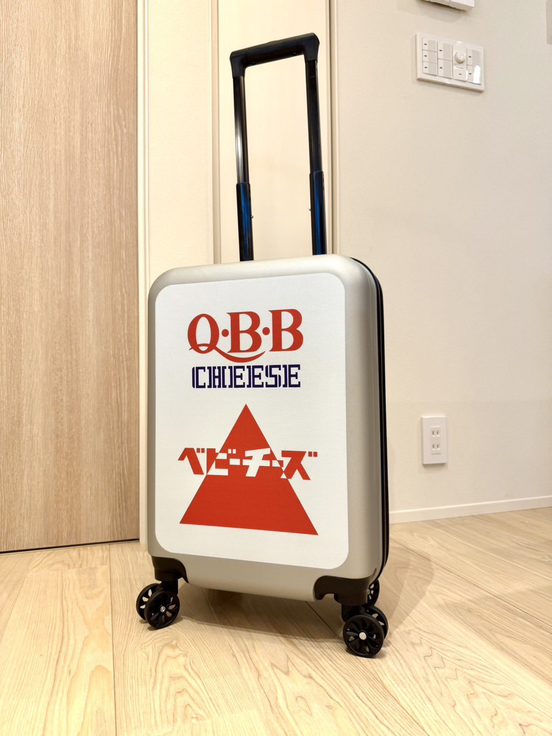 Q.B.B. チーズデザイン スーツケース トピックス詳細 | QBB | 六甲バター株式会社