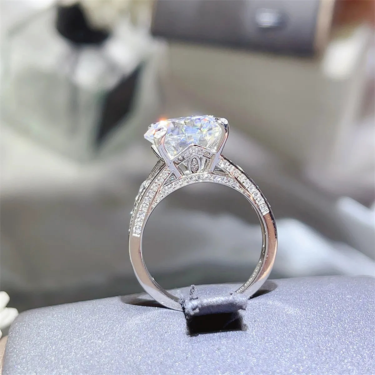 LvTm274's tweet image. Turn heads with our 5 Carat Moissanite ring in 925 Sterling Silver. This sparkle doesn't quit! Priced at $166.76, it's the perfect way to add extra shine to your everyday look. ✨💍 #ShortBreadBoutique #MoissaniteMagic shortbreadboutique.com/products/5-car…