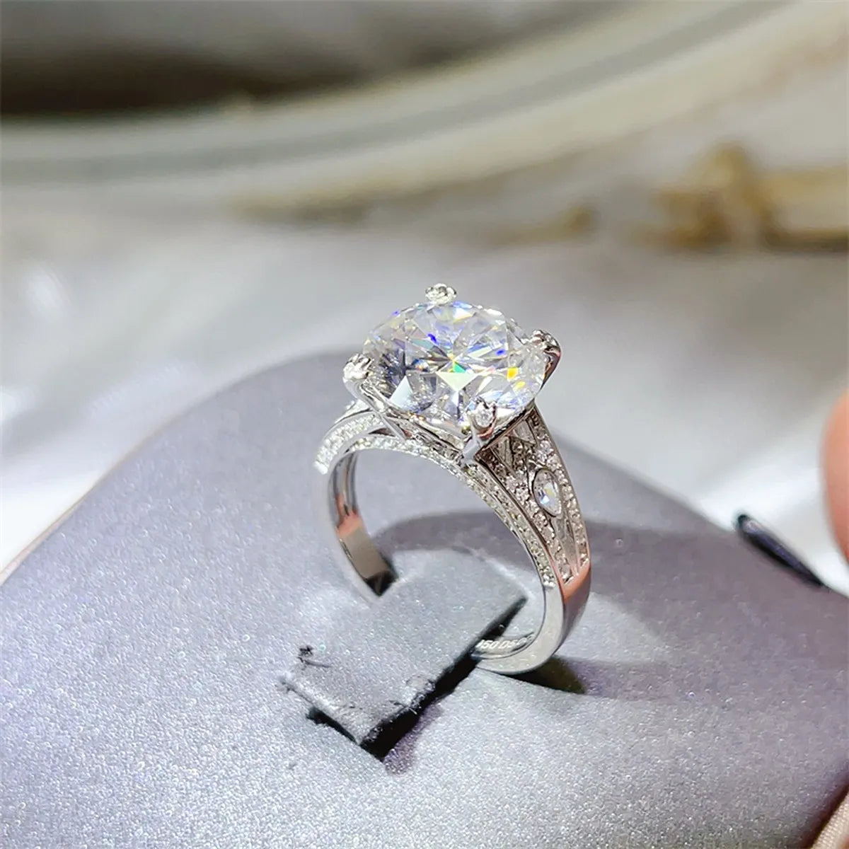 LvTm274's tweet image. Turn heads with our 5 Carat Moissanite ring in 925 Sterling Silver. This sparkle doesn't quit! Priced at $166.76, it's the perfect way to add extra shine to your everyday look. ✨💍 #ShortBreadBoutique #MoissaniteMagic shortbreadboutique.com/products/5-car…