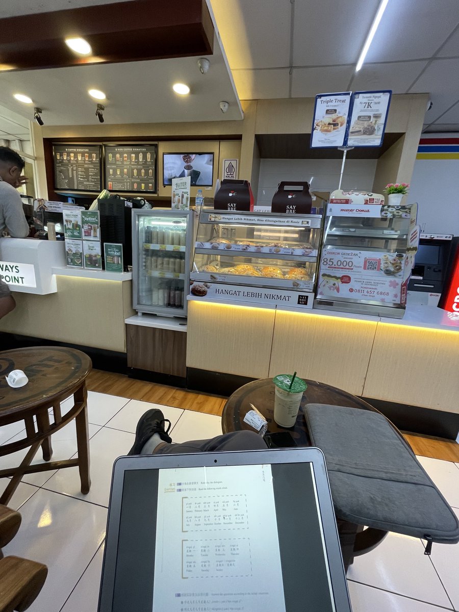 Meeting diundur jam 9, oke mampir point coffe and buka Mandarin Book