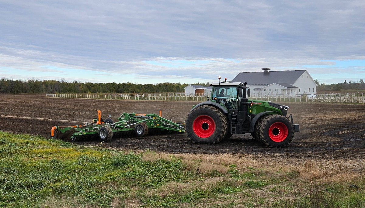 AmazoneIsaac's tweet photo. Why would you not want a high speed disc that contours to the field??

Brand new @AMAZONE_Inc 40' Catros doing demos in Ontario

#ontag https://t.co/S01n8zJfNd