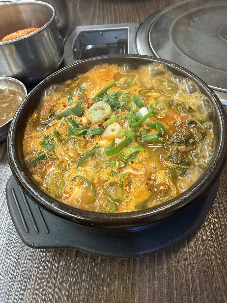 뜨끈한 국밥 아침 6시에 먹고 집 왓다..