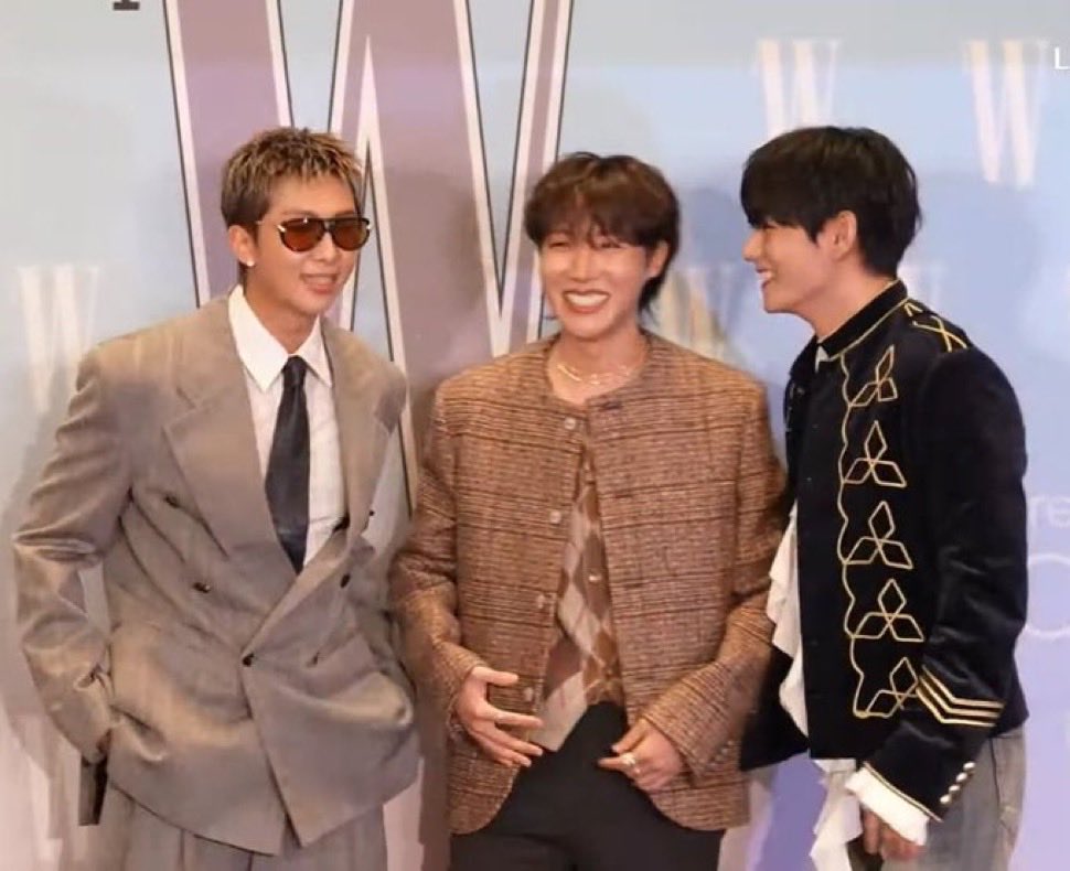 As <a href="/toriiswriting/">Tori⁷ 🫧 ⟭⟬ᴇ ᴀʀᴇ ʙ⟬⟭ᴄᴋ</a> so rightly pointed out to me, this is definitely them… (especially this Taehyung)