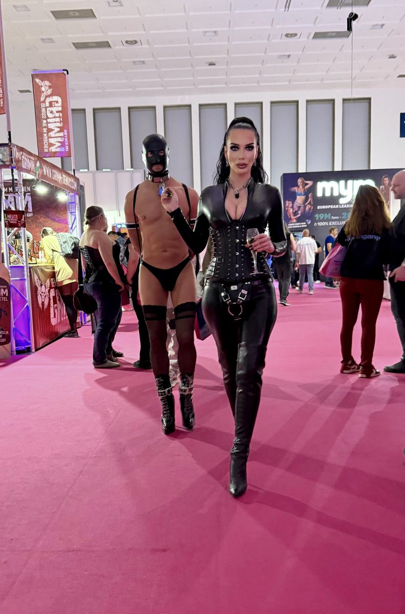 Walk with my slut 😈