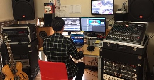 FTJSjamlesson's tweet image. 楽器を奏でる時
赤ちゃんの姿を思い浮かべよう
音が出るのが
ただ面白くて
ただ楽しくて
楽器にタッチする
その感覚だと
失敗の恐怖や
聴衆に認められない不安に
襲われなくなる
ただ遊ぶのです
ただ戯れるのです
その環境を共に創造できる
真実の音楽仲間がいれば
全てのサウンドが丸く治る!