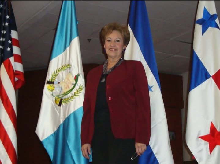 con un profundo sentimiento despido a la *MAESTRA* del saber ser y saber estar en America Latina, la Señora  RUTH RAYO,una Dama educada, exquisita, con un Señorio como pocas, que amo y represento a Guatemala . Siempre con una palabra amigable, siempre con cariño.. QEPD amiga