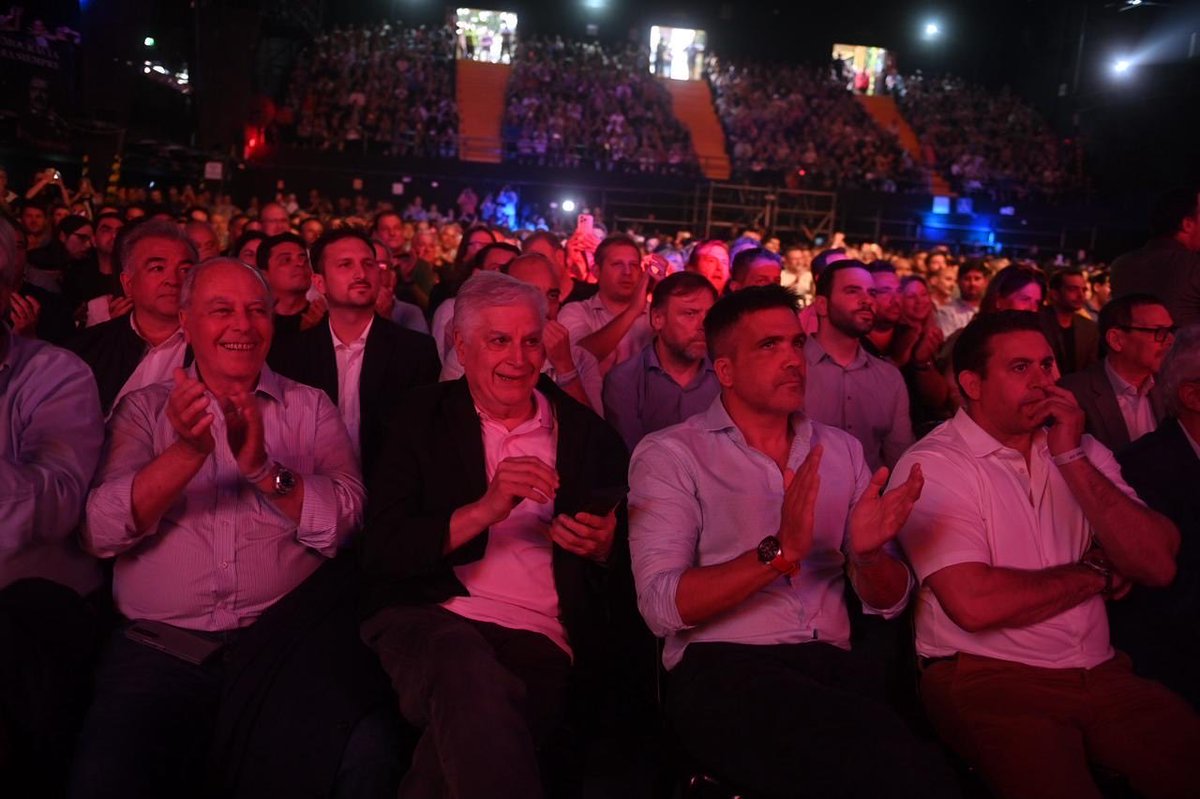 Hoy quedó demostrado en el Estadio Obras de Buenos Aires que la fuerza de los gobernadores, dirigentes y referentes de todo el país es enorme.

Una fuerza que impulsa el trabajo, la producción y el crecimiento que la Argentina necesita, y que muestra que se puede gobernar de otra