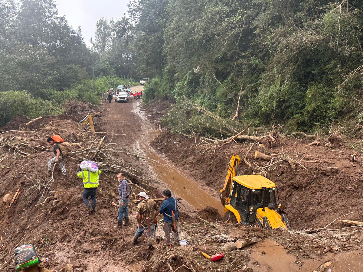 juliomenchaca_'s tweet image. Continuamos con los trabajos para abrir los caminos afectados por deslaves y derrumbes.
Hasta el momento, hemos habilitado 117 vialidades para dar paso total o parcial.
#HidalgoUnido
#PrimeroElPueblo
