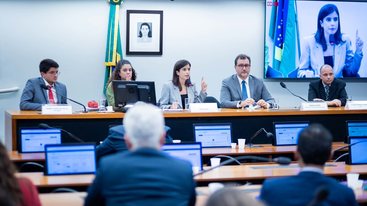 tabataamaralsp's tweet image. Um dia após apresentarmos o parecer do novo Plano Nacional de Educação, recebemos hoje na comissão especial o prof. @sergiopfirpo. O foco da discussão foi o custo de implementação das políticas do PNE até 2035, estimado hoje em R$ 280 bilhões. O desafio é grande, mas é possível!