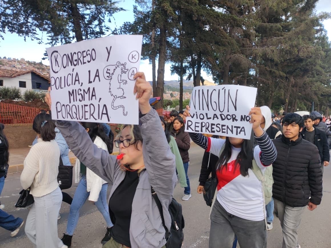 <a href="/JorgeClavi63306/">Jorge Clavijo</a> <a href="/congresoperu/">Congreso del Perú 🇵🇪</a> <a href="/reporteropro/">Jorge 'Potrillo' Carrillo</a> #15Oct 📌 En Cusco, los manifestantes, bajo la consigna "¡Que se vayan todos!", se dirigen hacia la Plaza Mayor. Participan estudiantes, gremios de trabajadores y campesinos.  ✍️ 📷 Red regional / <a href="/WilsonChilo15/">Wilson Chilo</a>