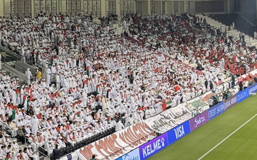هذي الصورة من مباراة الإمارات و عمان 🇴🇲🇦🇪

شوفو الفاصل الأمني بينا و بينهم ليش ما صار شي معاهم و ليش ما تكلمنا عليهم او تكلمو علينا ؟؟ 

ليش ما صارت مناوشات معاهم او مشكلة ؟؟ 

انتهت المباراة و الجمهورين طلعو يسلمون على بعض و يتمنون التوفيق لبعض
