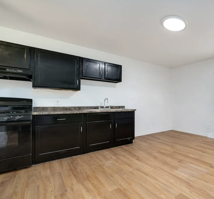 oldhouseunder50's tweet image. $52,500
Charming 1-bedroom move-in ready #Illinois #tinyhouse situated on a spacious corner lot. The generously sized bedroom includes an updated bathroom adorned with stone and ceramic tile, complete with a relaxing waterfall shower.  oldhousesunder50k.com/c-1920-move-in…