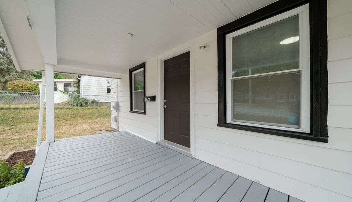 oldhouseunder50's tweet image. $52,500
Charming 1-bedroom move-in ready #Illinois #tinyhouse situated on a spacious corner lot. The generously sized bedroom includes an updated bathroom adorned with stone and ceramic tile, complete with a relaxing waterfall shower.  oldhousesunder50k.com/c-1920-move-in…