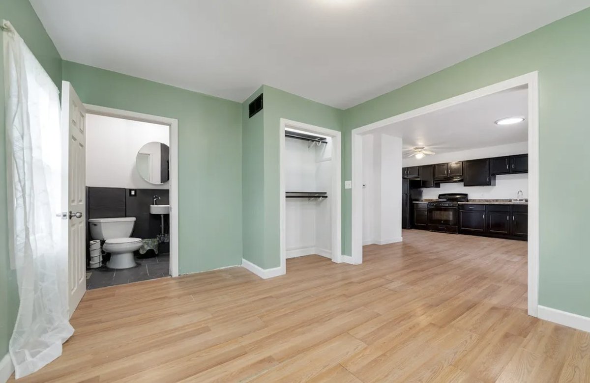 oldhouseunder50's tweet image. $52,500
Charming 1-bedroom move-in ready #Illinois #tinyhouse situated on a spacious corner lot. The generously sized bedroom includes an updated bathroom adorned with stone and ceramic tile, complete with a relaxing waterfall shower.  oldhousesunder50k.com/c-1920-move-in…