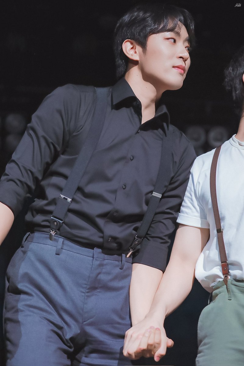 two_moons_pic's tweet photo. 251015 조선의복서 사인회

아빠랑 사이 좋게 손 꼬옥 ᰔ

장명 役 #김재한 https://t.co/Wvs4adr0ew