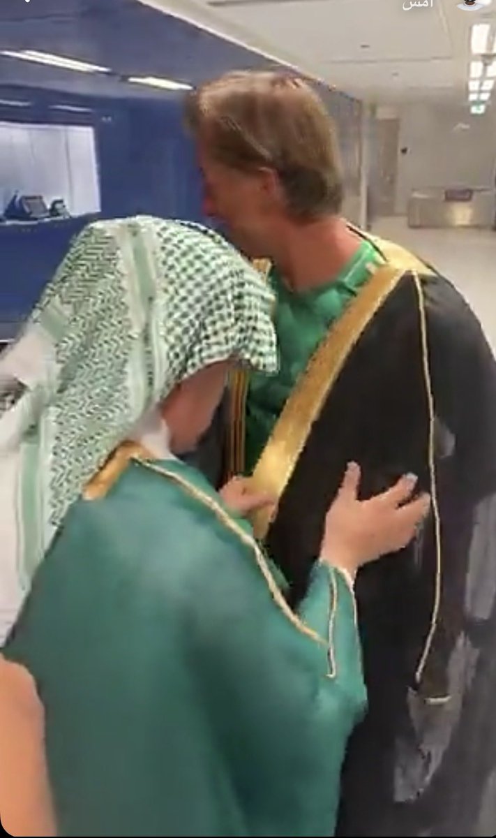 البشت العربي السعودي ينتشر في العالم.                                                        #صقورنا_الي_كاس_العالم