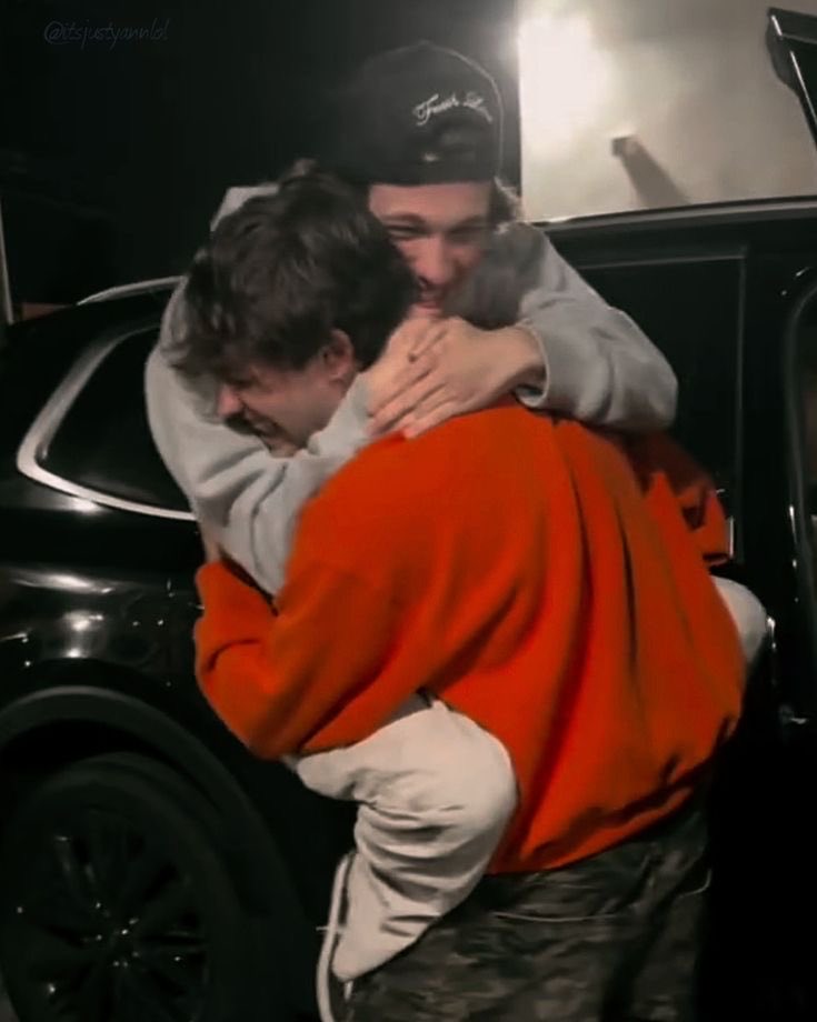 BLOODSlRED's tweet image. sometimes he can’t stand me. but deep down i know he loves me just as much as i love him. love ya to the moon and back. 

@MOONSlRED.