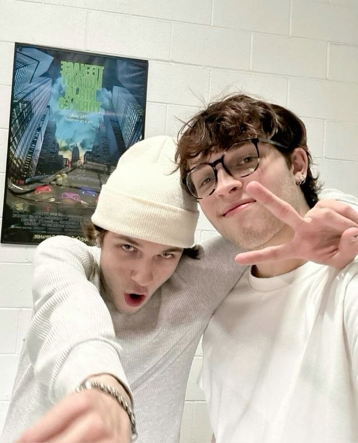 BLOODSlRED's tweet image. sometimes he can’t stand me. but deep down i know he loves me just as much as i love him. love ya to the moon and back. 

@MOONSlRED.