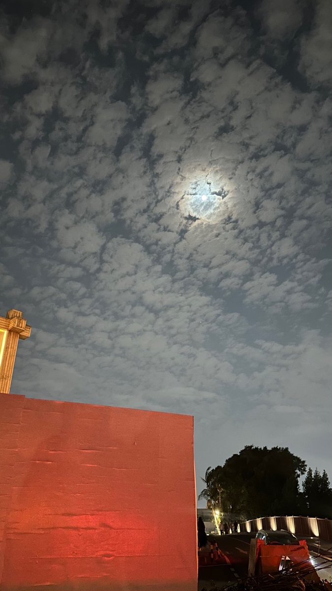 "نُجالسُ اللّيل ، والأفكارُ تسرقُنا"