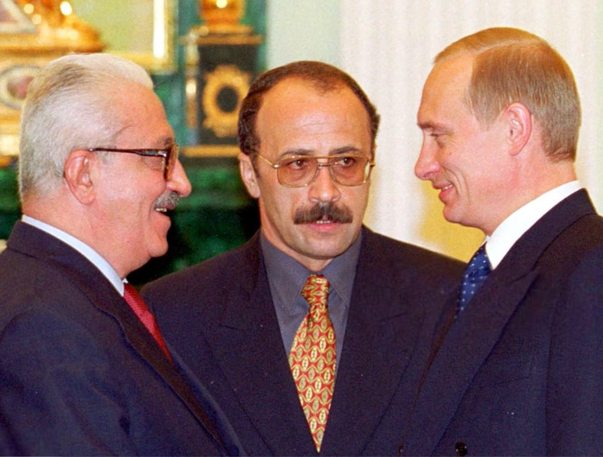الرئيس الروسي فلاديمير بوتين يصافح نائب رئيس الوزراء العراقي طارق عزيز خلال لقائهما في الكرملين بموسكو بتاريخ 26 يوليو 2000..

(المصدر: وكالة الأنباء الفرنسية - AFP)