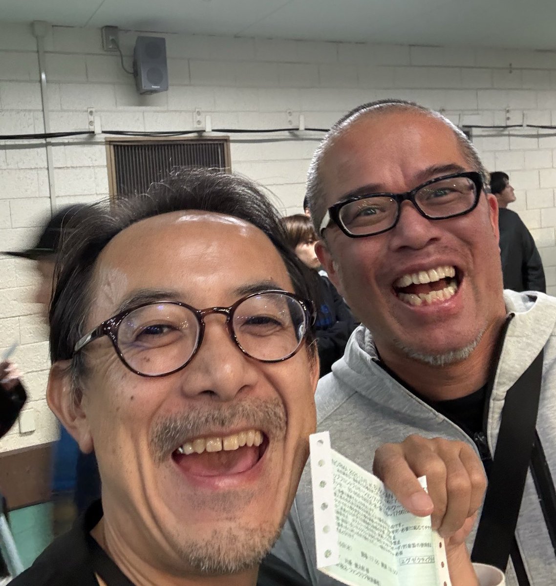OCHA NORMA 初武道館ライブに行ったらアリーナ案内図の前で、肩を叩く人がいるので、振り返ると、ハロオタ・LINEヤフー川邊会長<a href="/dennotai/">川邊健太郎</a> が！

川邊さんファンクラブに入って自腹でチケット取ってるオタの鑑！推しの初武道館にライブ前の高揚感が隠せないオッサン2名でパチリ

#おちゃ初武道館