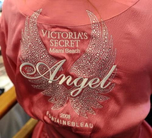 sakurafraise's tweet photo. i love when all the girlies unite to talk about the victoria’s secret fashion show omg https://t.co/EJm7rFkA3s