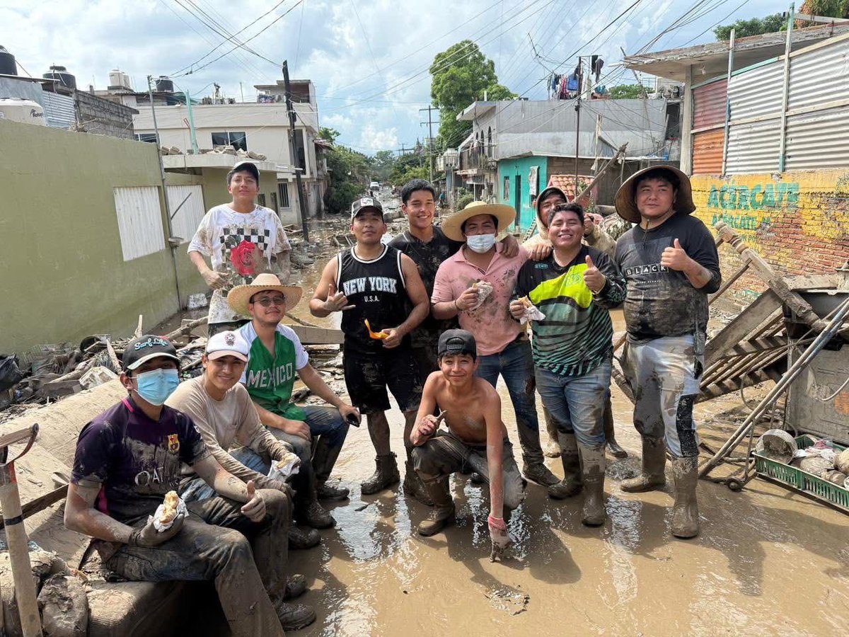 FNERRR_NACIONAL's tweet photo. Ante el nulo apoyo por el gobierno, la FNERRR se solidariza con centros de acopio para recolectar víveres, ropa y artículos de higiene personal para las familias afectadas por las inundaciones. #QueElGobiernoTrabaje

¡#Veracruz, #Puebla y #Hidalgo nos necesitan! ❤️‍🔥✊🏻 https://t.co/acKSQbMXE5