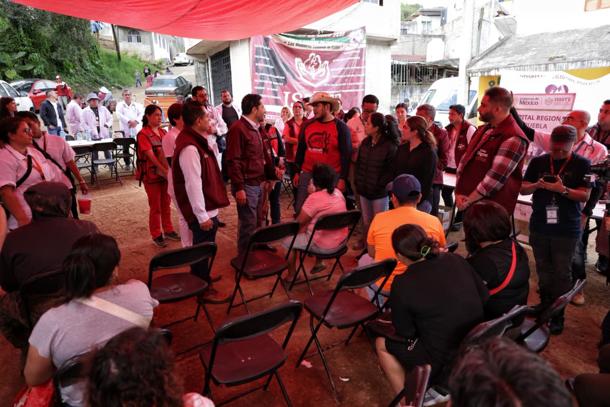 martibatres's tweet image. En Huauchinango, Puebla colocamos un amplio módulo del @ISSSTE_mx, específicamente en la colonia Chapultepec, que se encuentra en la parte baja del municipio, junto al río que se desbordó.
Las casas de aquí se inundaron y llenaron de lodo. El Municipio realiza labores de…