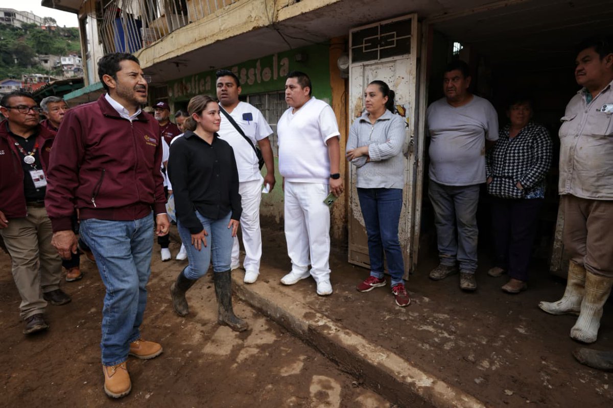 martibatres's tweet image. En Huauchinango, Puebla colocamos un amplio módulo del @ISSSTE_mx, específicamente en la colonia Chapultepec, que se encuentra en la parte baja del municipio, junto al río que se desbordó.
Las casas de aquí se inundaron y llenaron de lodo. El Municipio realiza labores de…