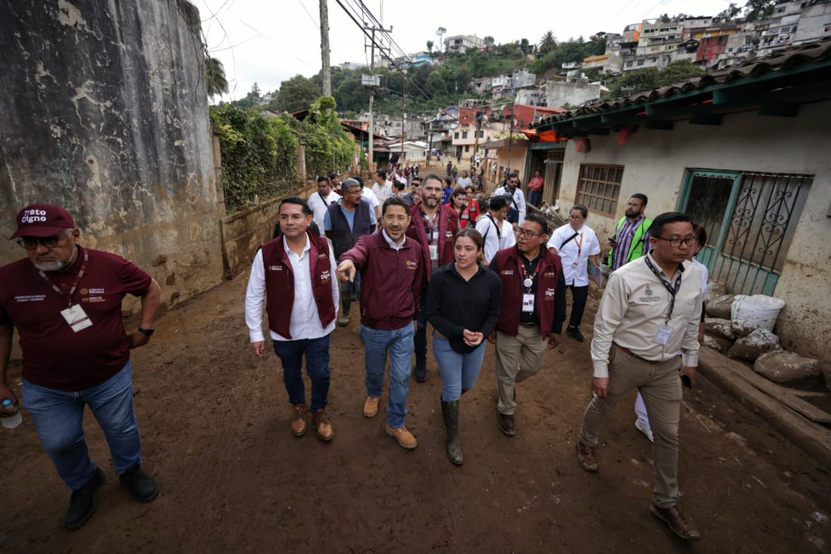 martibatres's tweet image. En Huauchinango, Puebla colocamos un amplio módulo del @ISSSTE_mx, específicamente en la colonia Chapultepec, que se encuentra en la parte baja del municipio, junto al río que se desbordó.
Las casas de aquí se inundaron y llenaron de lodo. El Municipio realiza labores de…