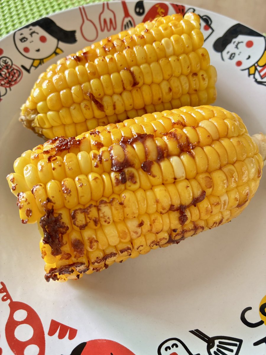 20251016  おはようございます

昨日のモグモグti〜me♡

焼きとうもろこし🌽

茹でとうもろこししか食べたことありませんでしたが、焼きに初チャレンジ✊

ウマ🥹
（音痴味男評…）

も…も…
もう焼かないとうもろこしには戻れません

もう少し焼いて醤油と砂糖を投入した方が良かったか…？🙄メモ📝