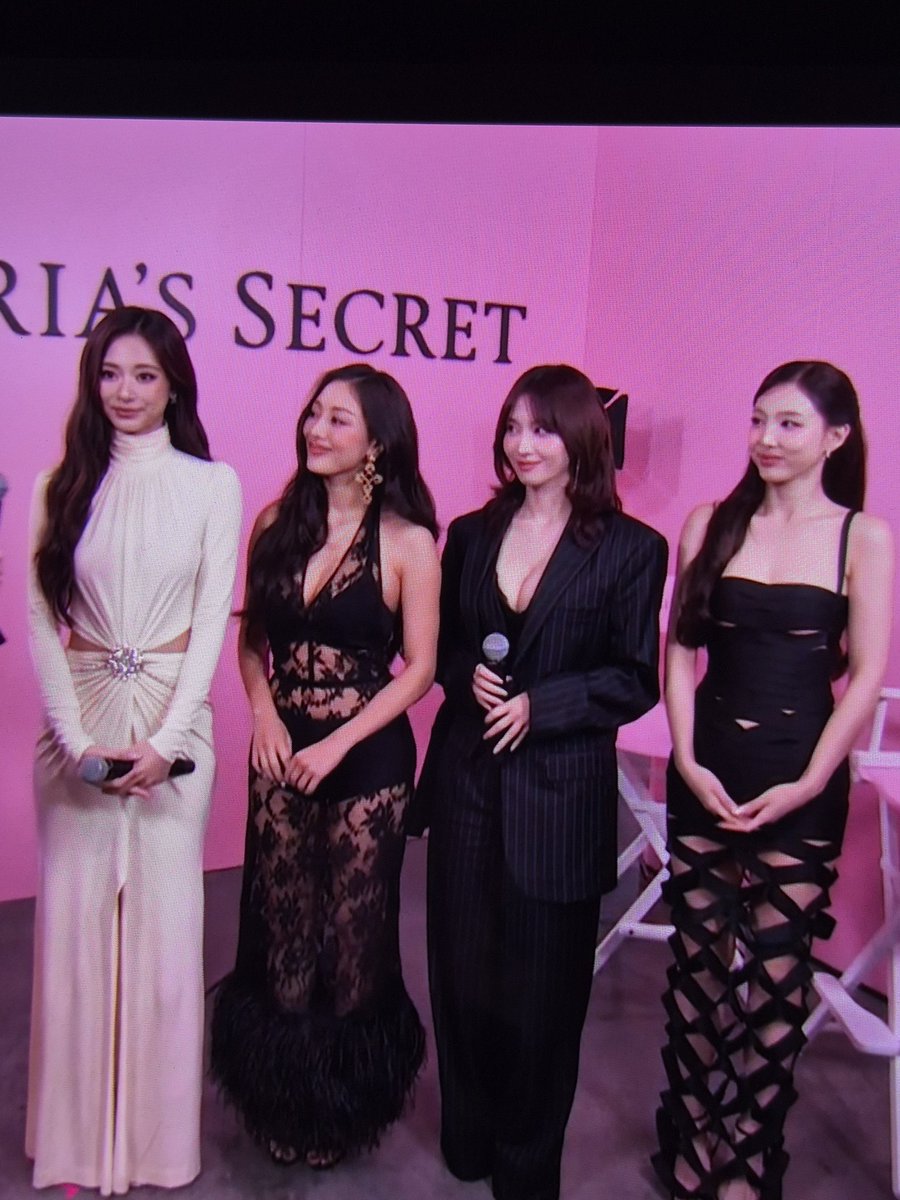 t_ofme's tweet photo. TWICE LIGHTS UP VSFS
#TWICExVictoriasSecret
#VSFashionShow https://t.co/WSDI1T6pzG