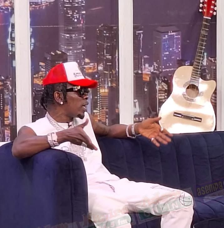 ShadrackAmonooC's tweet image. Artist is in The Studio Doing his Interview,
And Massive Crowd is Choked Outside, Hailing and Chanting His Name, Waiting For Him To Come Out!!
What a Brand! What A Personality! What an Icon!
SHATTA WALE! Naaaaaaaaaa!!! ❤️❤️❤️🐐🐐👑👑👑👑🔥🔥👏🏿👏🏿👏🏿👏🏿👏🏿👏🏿👏🏿