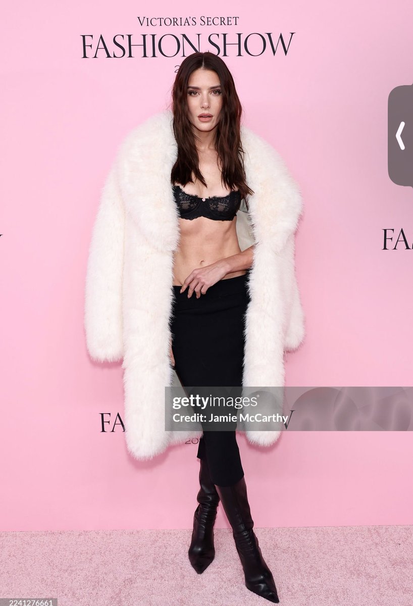 valenxao's tweet photo. Valentina Ferrer 😍 La mama de Godzilla dándola como siempre! #VictoriaSecretShow https://t.co/2BBC7rxNXr