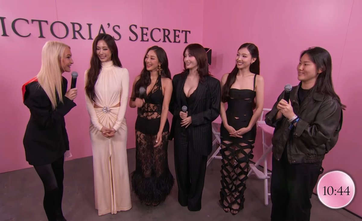 by_sashw's tweet photo. OMGGAAAAAAA  TWICE  IN  VICTORIA'S  SECRET, THEY  ARE  >SO<  BEAUTIFUL  MY  GOD  😓😓🤍🤍  
#VictoriasSecretFashionShow  #VictoriasSecret https://t.co/LGT3PgwnOL