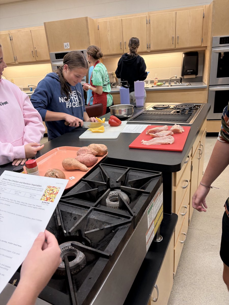 UWSPsoccer's tweet photo. @uwsphealth  thank you for your willingness to teach us ways to eat for performance. I know the ladies and coaches enjoyed it! The Sheet pan chicken and rainbow veggies and the veggie burrito bowl! @UWSPAthletics https://t.co/Ovh0niLpxe