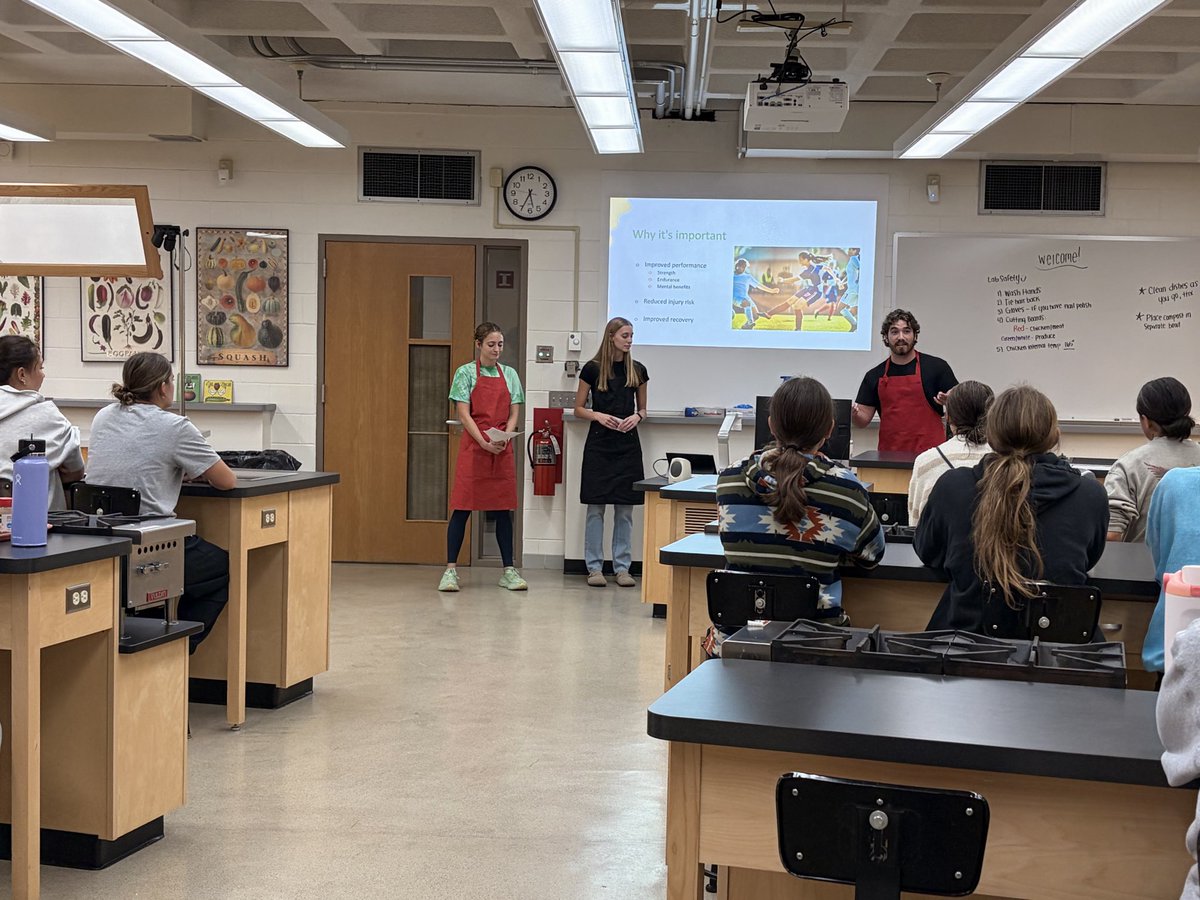 UWSPsoccer's tweet photo. @uwsphealth  thank you for your willingness to teach us ways to eat for performance. I know the ladies and coaches enjoyed it! The Sheet pan chicken and rainbow veggies and the veggie burrito bowl! @UWSPAthletics https://t.co/Ovh0niLpxe
