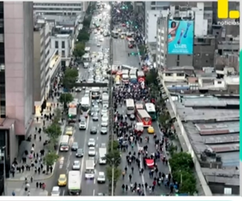 El Perú se divide entre:
-Peruanos de bien rompiéndose el lomo trabajando...
-Y vagos de mierda sin nada que hacer...