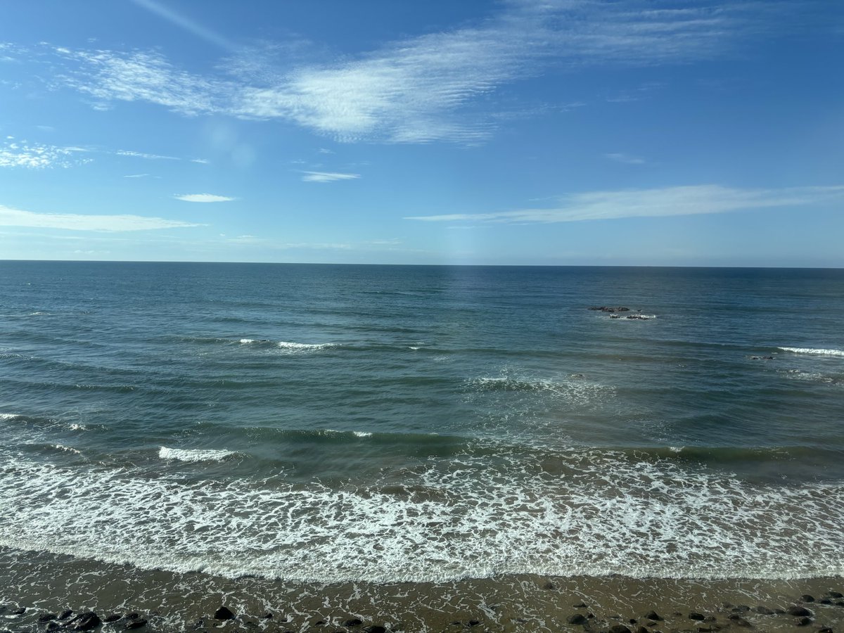 どうもお世話さまです。今日は島根県江津市で講演です。これは昨日の日本海。