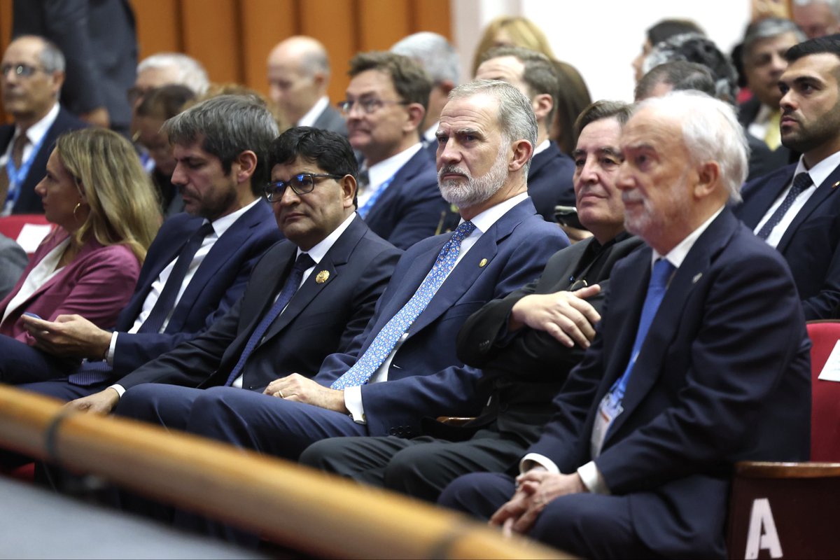 Asistencia del Rey a la sesión plenaria de homenaje a Mario Vargas Llosa con ocasión del X Congreso Internacional de la Lengua Española en Arequipa (Perú).
#CILE2025

➡️casareal.es/ES/Actividades…