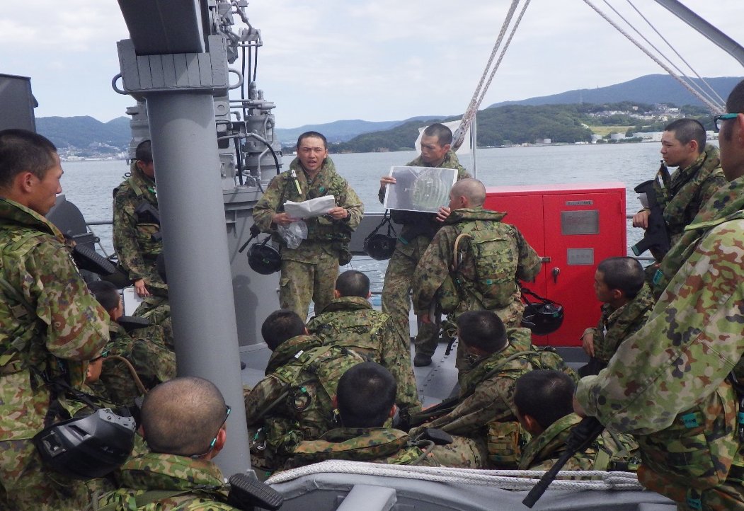 jgsdf_gcc_ardb's tweet image. 【レンジャー教育④】
#水陸機動教育隊 は、第8期レンジャー教育を実施中です。写真は、海上自衛隊の水中処分母船と協同で実施した着上陸訓練の様子です。総合訓練に向け何度も反復演練し、水路潜入能力を向上させました。#水陸機動団