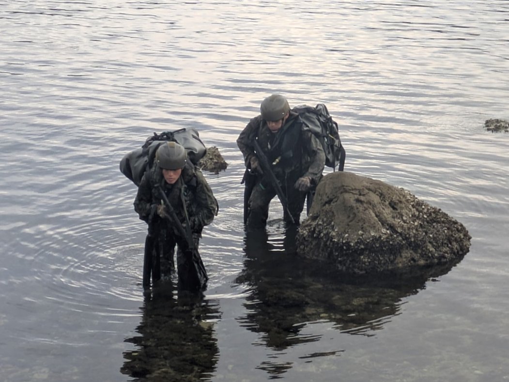【レンジャー教育④】
＃水陸機動教育隊 は、第８期レンジャー教育を実施中です。写真は、海上自衛隊の水中処分母船と協同で実施した着上陸訓練の様子です。総合訓練に向け何度も反復演練し、水路潜入能力を向上させました。＃水陸機動団