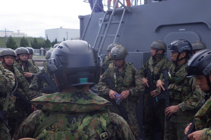 jgsdf_gcc_ardb's tweet image. 【レンジャー教育④】
#水陸機動教育隊 は、第8期レンジャー教育を実施中です。写真は、海上自衛隊の水中処分母船と協同で実施した着上陸訓練の様子です。総合訓練に向け何度も反復演練し、水路潜入能力を向上させました。#水陸機動団