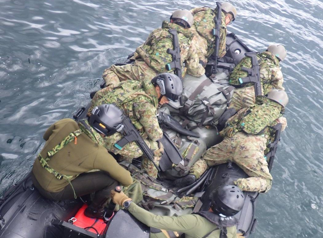 jgsdf_gcc_ardb's tweet image. 【レンジャー教育④】
#水陸機動教育隊 は、第8期レンジャー教育を実施中です。写真は、海上自衛隊の水中処分母船と協同で実施した着上陸訓練の様子です。総合訓練に向け何度も反復演練し、水路潜入能力を向上させました。#水陸機動団