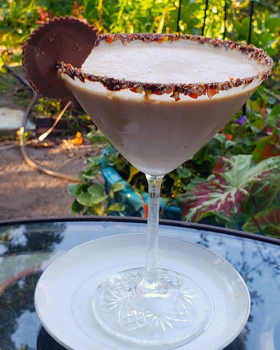 Cbp8Cindy's tweet photo. Presenting the #Peanubutter cup #Espresso #Martini from https://t.co/Ui8rU2Fq2C
This dessert cocktail is melt-in-your-mouth delicious!
https://t.co/rYJbVczTgJ
https://t.co/8kf12nHNvk for the recipe!
#CoffeeIsLife https://t.co/3Ln1gc54wQ