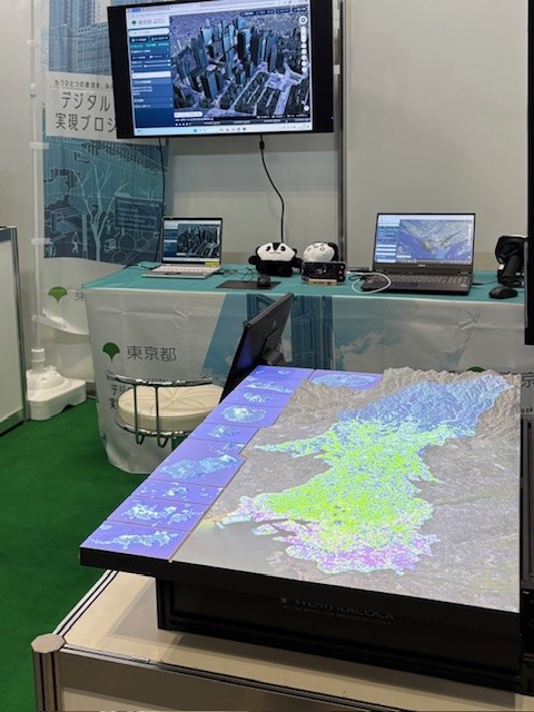 tocho_digital's tweet image. 📢＼東京都デジタルサービス局が #CEATEC2025 出展中！／📢
10/14〜17＠幕張メッセ

✨ #CEATEC にて、東京都のデジタルツイン施策を体験できます！
🧑‍💻 3Dビューア操作体験などご用意しています。
📸 展示の様子を少しご紹介！

ぜひブース【1H208】にお立ち寄りください！
🔗 ceatec.com/nj/exhibitor_d…