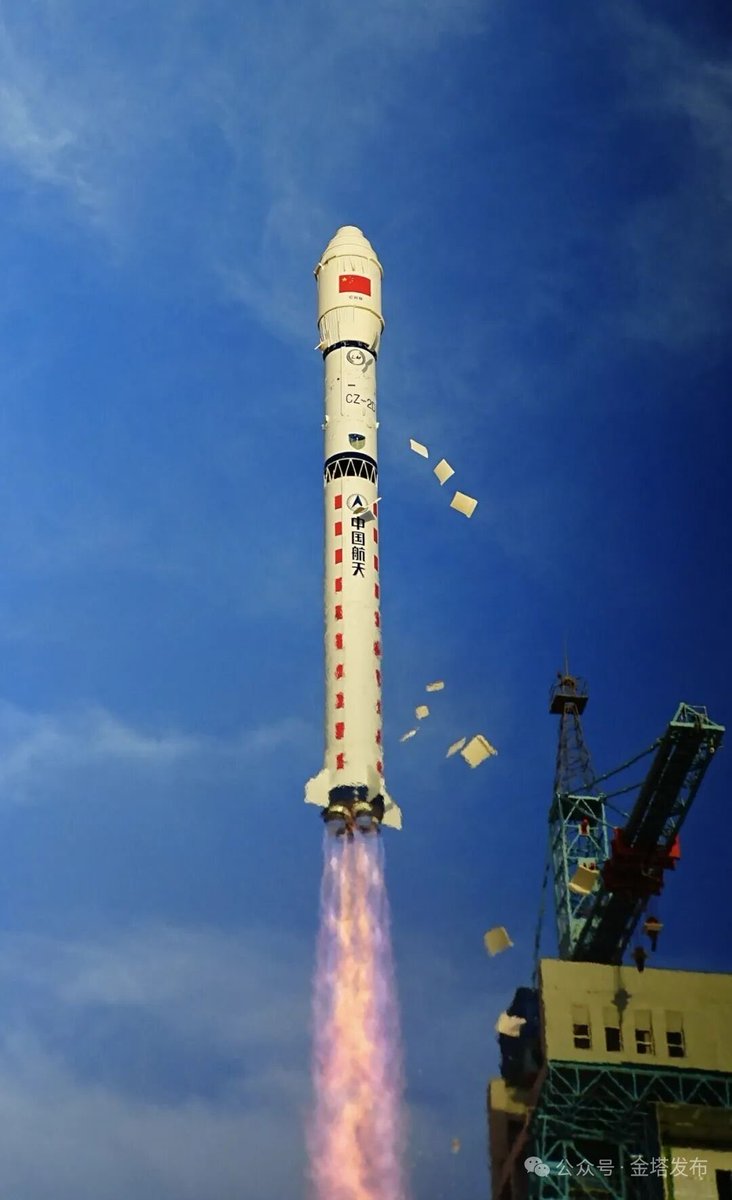 PointOrView's tweet image. HOT OFF THE PAD: Old Chinese workhorse Long March-2D blasts off Shiyan-31 satellite into orbit in its 101st launch. Watch: youtu.be/89uIhB1Kjw0?si… #chinaspace #longmarch2d #shiyan31 🇨🇳🚀🛰️
