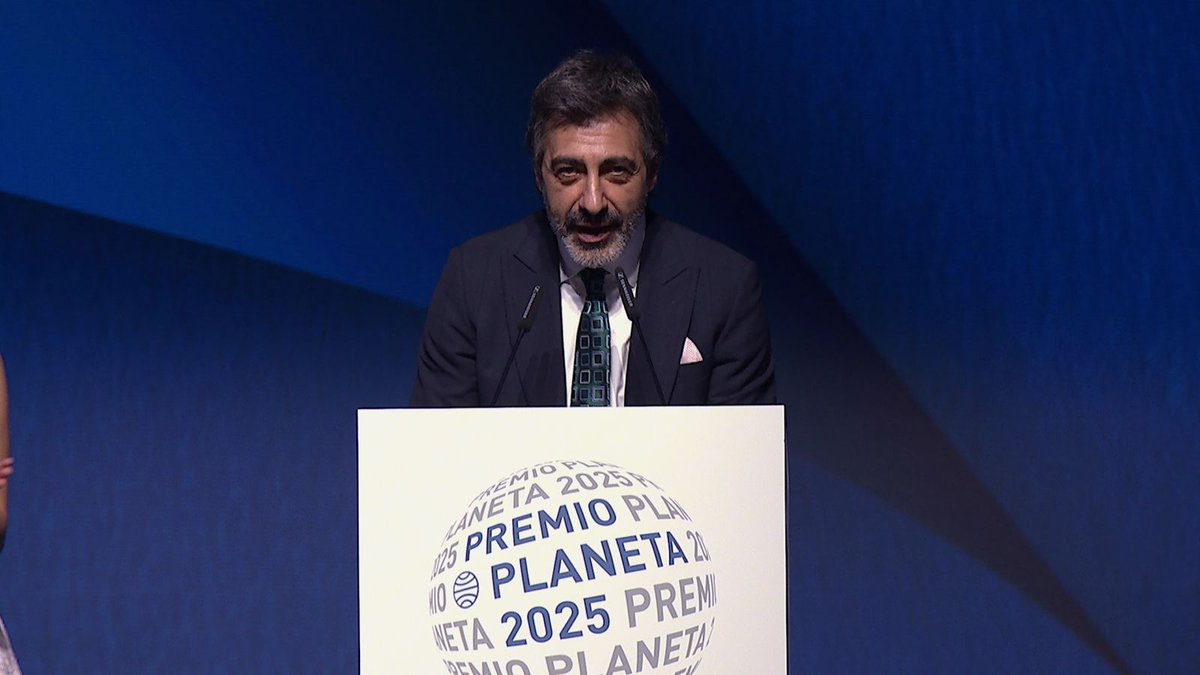 MarynaBarcelona's tweet photo. Juan del Val, colaborador de Atresmedia gana el Premio Planeta.
 Atresmedia es propiedad del Grupo Planeta. Todo queda en casa. 
El año pasado ganó Sonsoles Ónega, otra asalariada de Atresmedia.
Ya ni disimulan 😞
#PremioPlaneta2025 #JuandelVal  #Atresmedia #TamaraFalco https://t.co/F2vlNjR4y9
