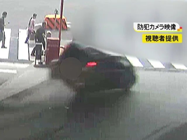 防犯カメラに猛スピードの車映る…横断歩道の歩行者に71歳男運転の車が突っ込み49歳女性が死亡

名古屋駅近くの交差点で15日朝、71歳の男が運転する軽自動車が男女3人をはね、女性1人が死亡しました。男は認知症の疑いがあるとみられ、警察は慎重に調べる方針です。
